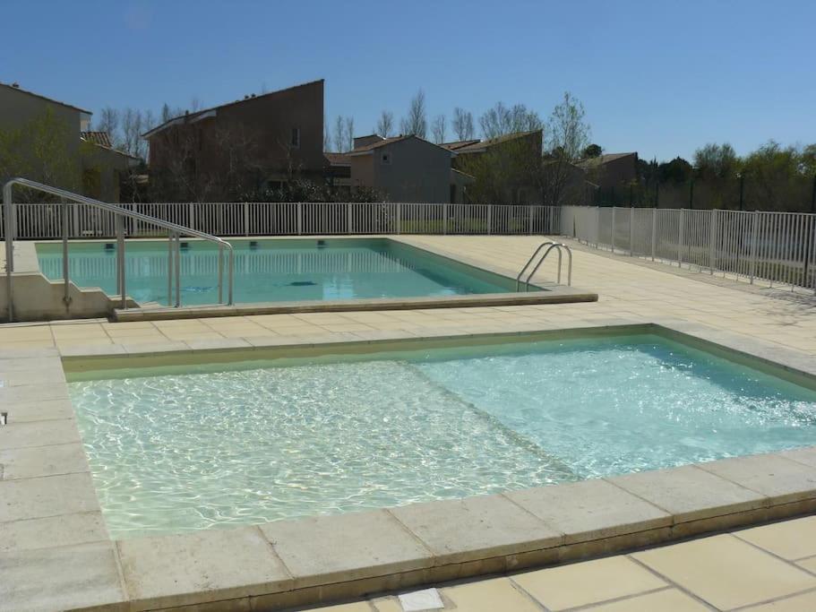 Le Petit Bonheur - Place Parking Privee - Clim - Terrasse - Piscine Partagee - Proche Parc Spirou Saint-Saturnin-lès-Avignon Εξωτερικό φωτογραφία